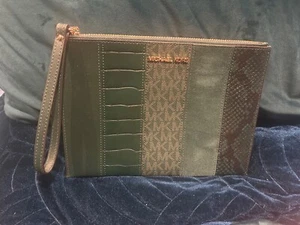 Michael Kors Green Wristlet - Picture 1 of 3