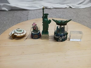 Schneekugel New York City Freiheitsstatue Statue Replik Atlantis Muschel Medaillon - Bild 1 von 17