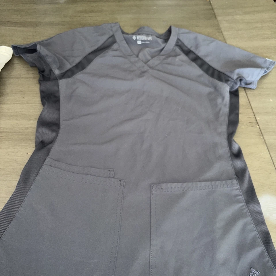 Med Couture 女式磨砂上衣,V 领 - 灰色 XS 码 二手状况完好 — 第 1/4 张图片