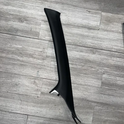 Dodge Caravan 2017-2020 lado izquierdo cubierta de moldura de pilar OEM 6LV33DX9AD Foto 1 de 4