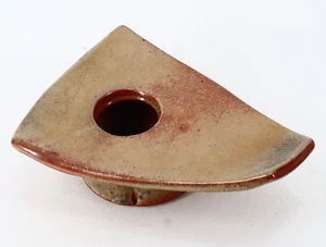 Vaso Ikebana Triangolo Piatto Curvo e Piedi Attaccato Kenzan Firmato Studio Pot - Foto 1 di 12