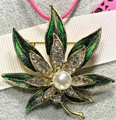 PIN BETSEYJOHNSON HOJA DE ORO VERDE BRILLO ESMALTE CRISTALES PERLA EN BROCHE CENTRAL Foto 1 de 4