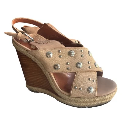 Sandalias de cuña Rebecca Minkoff tostadas plateadas con tachuelas talla 7,5 Foto 1 de 4