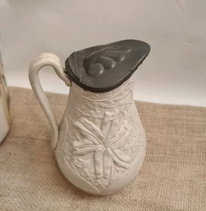 ANTIGUA JARRA O JARRA BLANCA MOLDEADA EN RELIEVE CON TAPA DE PELTRE 20cm ALTO - Imagen 1 de 8