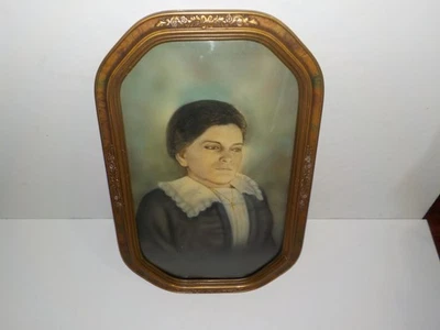 Antiguo marco de madera de vidrio burbuja convexo niño con retrato cruzado dorado Foto 1 de 4