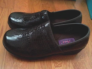 Brown Shoes Animal Print Womens Size 10 M Slip-On Working Waitress Occupational - Picture 1 of 9