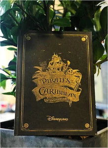 A Buch Pirates Of The Caribbean Disneyland Paris 50 Ans Fr&en Neu Ovp Sold Out - Bild 1 von 1