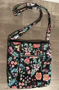 Vera Bradley ikonische Hipster-Umhängetasche Ranken Blumenmuster nicht mehr produziert, in einwandfreiem Zustand - Bild 1 von 9