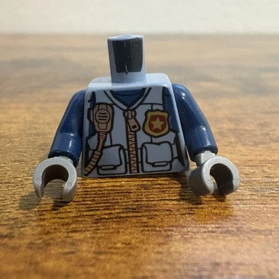Lego Policía Azul Arena Minifigura Torso, Chaleco Antiaéreo, Brazos Azul Oscuro Foto 1 de 2