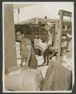 VTG PRESS PHOTO / FURNITURE FOR THE CARIBE HILTON HOTEL / PUERTO RICO 1949 #41 - Picture 1 of 2