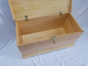 BAUL COFRE de madera maciza con CERRADURA. Barniz color roble 84 cm. de largo - Imagen 1 de 5