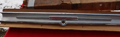 Moldura de panel trasero Oldsmobile 1964 S-88 Jetstar I con emblema como nuevo moldura GM 5717883 Foto 1 de 4