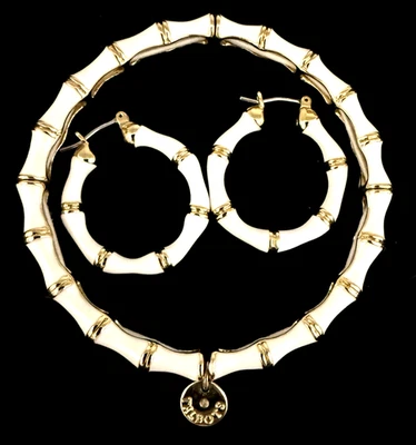 Brazalete Talbots de bambú esmaltado blanco tono dorado y pendientes de aro perforados a juego Foto 1 de 4
