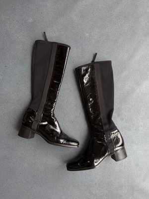 Botas de tacón Prada charol negro punta cuadrada talla: 37/7 Foto 1 de 4