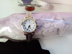 Timex DAMENUHR INDIGO LEUCHTEND GRÖSSE 7 1/4 ARMBAND GOLD/SILBER BAND FUNKTIONIERT SUPER ☆ - Bild 1 von 7