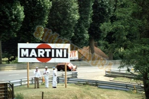 Coche de carreras Martini vintage 35 mm Ektachrome Slide en pista con oficiales X-4212 - Imagen 1 de 3