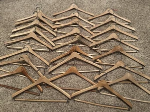 Konvolut 25 Vintage Holz Kleiderbügel schlicht ohne Werbung - Bild 1 von 7