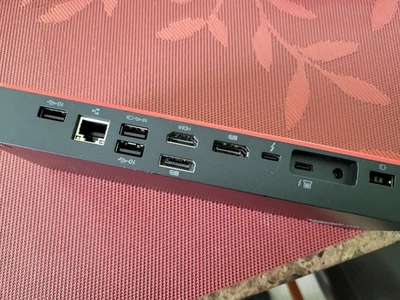 Estación de trabajo Lenovo DK2131 ThinkPad Thunderbolt 4 Dock rojo (sin cable) Foto 1 de 4