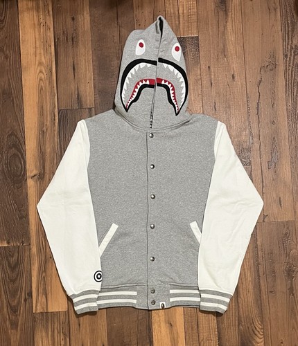 A BATHING APE (BAPE) A Bathing Ape Bape Shark Felpa con Cappuccio Varsity Bomber Giacca Grande Bianco Grigio