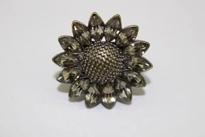 Anillo de cóctel de cristal con estrás gris ahumado girasol FOSSIL firmado talla 8 $45 - Imagen 1 de 5