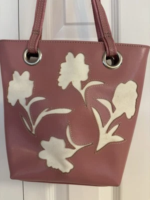 Liz Claiborne 粉色玫瑰花卉镂空桶托特包单肩包钱包小号 — 第 1/4 张图片