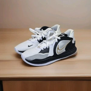 Nike Kyrie Low 5 Basketball Shoes White Gold DJ6012-101 Men’s Size 7.5 NEW - Picture 1 of 6