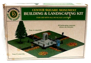 Bachmann Plasticville 2563 HO Clásicos Escénicos Centro Cuadrado Monumento Kit Nuevo en Caja Años 80 - Imagen 1 de 6