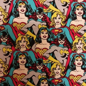 Tela de algodón DC Heroines Super Mujeres Mujer Maravilla Murciélago Niña, por 50 cm - Imagen 1 de 5