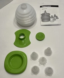 Tupperware Squeeze It Gourmet Cake Decorating Kit Green 5 Nozzles W/Manual - Picture 1 of 5