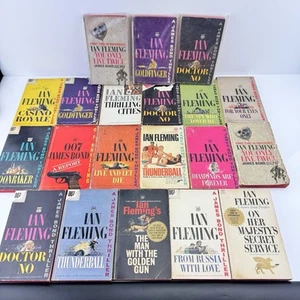 Lot of 20 JAMES BOND 007 Series Ian Fleming Vintage Signet Paperback Books - Picture 1 of 10