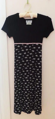 复古 Amy Byer 女孩 10 码黑色连衣裙带白色花朵印花和粉红色玫瑰花蕾装饰 — 第 1/4 张图片