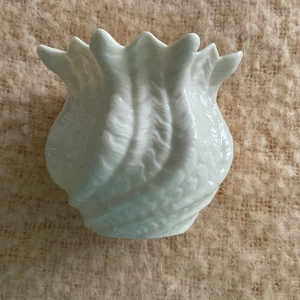 Vintage Beleek irischer Neptun Vase oder Cachepot 5" cremefarben außen gelb innen Wirbel - Bild 1 von 9