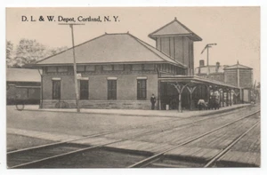 D. L. & W. Depot, Cortland, Nueva York, antiguo aprox. Foto postal real de 1915 sin usar - Imagen 1 de 2