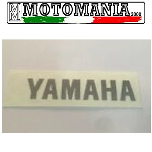 SCRITTA ADESIVA YAMAHA LARGHEZZA 6.5 CM ALTEZZA 1.7 CM COLORE GRIGIO - Foto 1 di 2