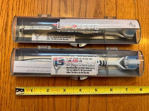 2 Stück EVOLVE Zahnbürsten mit Reiseetui NEU in versiegelter Verpackung Zahnfleischpflege Neu im Karton - Bild 1 von 8