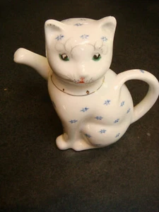 VINTAGE HAND-PAINTED CERAMIC BLUE/WHITE CAT TEAPOT MINT - Picture 1 of 7