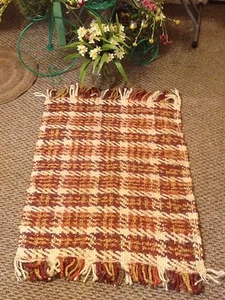 Alfombra 40" x 25 1/2" Borgoña, Marfil y Naranja Quemado con Flecos Extremos - Imagen 1 de 1