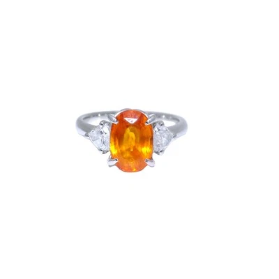Anillo de tres piedras de platino con diamantes y zafiro naranja de 3,89 quilates, certificado GIA Foto 1 de 4