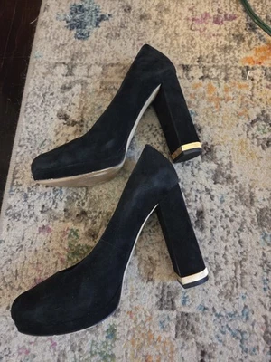 Zapatos de salón Michael Kors para mujer de gamuza negra de 4 pulgadas con ribete dorado 6,5 M Foto 1 de 4