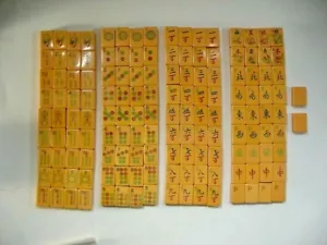 SET MAH JONG VINTAGE BUTTERSCOTCH BACHELITE CON RACK CATALIN CUSTODIA VASSOI 146 PIASTRELLE - Foto 1 di 9