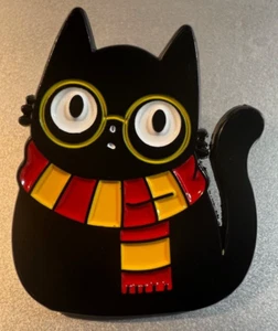 Cute Enameled Black Cat Pin - With Glasses & Scarf - NWOT - Foto 1 di 2