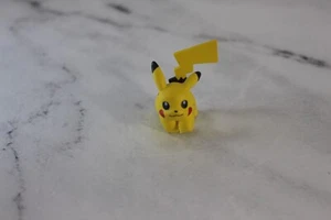 Pikachu Pokemon Mini Figure Giocattolo Posa da Passeggio 1.5" TOMY Nintendo USATO - Foto 1 di 5