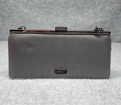 Guess Mujer Bolso de Mano Plateado Cierre Baguette Bolsillo Interior Cadena Correa Pequeño Nuevo Foto 1 de 4