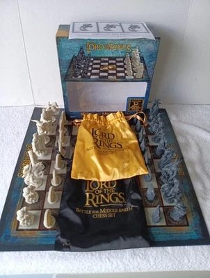 The Lord of the Rings Chess Set - Battle for Middle Earth - The Noble Collection - Image 1 of 4