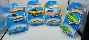 Hot Wheels Lotto di 4 Auto d'epoca 2 67 Chevelle SS, 1967 CARICATORE DODGE, 1956 MERC - Foto 1 di 13