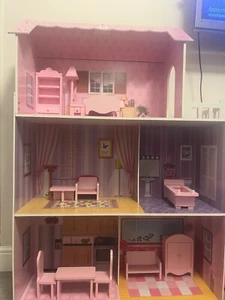 Doll house with furniture - Picture 1 of 4