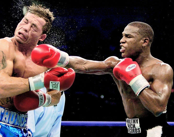 ARTURO GATTI vs FLOYD MAYWEATHER JR 8X10 PHOTO BOXING PICTURE - Image 1 of 1