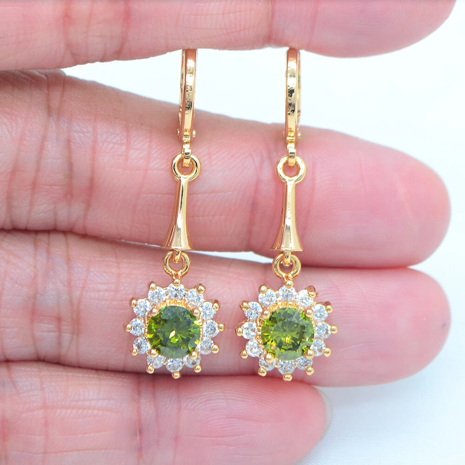 Pendientes colgantes redondos con halo de topacio místico verde rellenos de oro amarillo de 18 quilates para mujer Foto 1 de 4