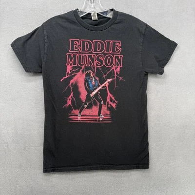 Camiseta Gildan Para Hombre Pequeña Negra Strangers Things Eddie Munson Camiseta Gráfica Elenco Foto 1 de 4