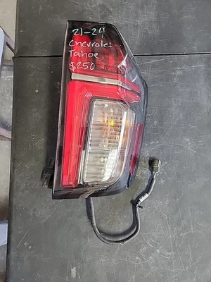 Оригинальный галогенный задний фонарь для правостороннего пассажира Chevrolet Suburban Tahoe 2021–2024 годов выпуска 2162 - Изображение 1 из 4